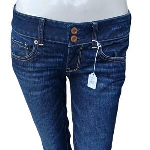 578121....American Eagle Size 4, W28", 23" Inseam 7" Rise
